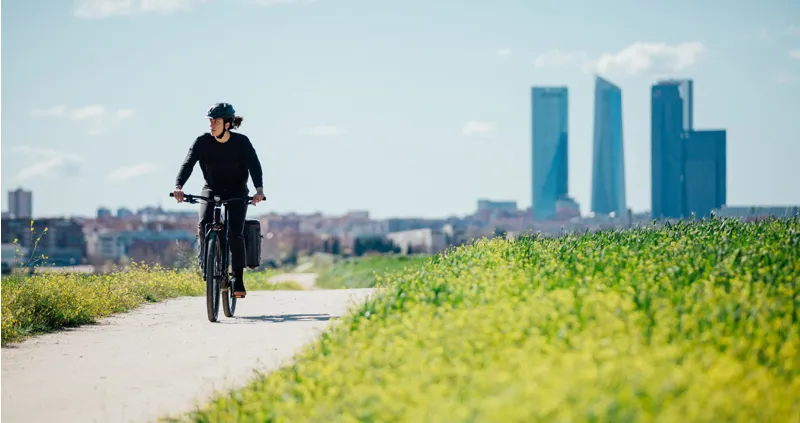 2024 Orbea Kemen Mid 40 Urban Trekking E-Bike in Urban Green-6