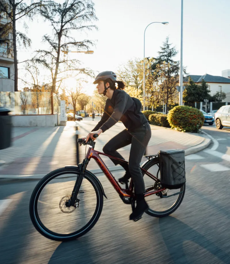 2024 Orbea Kemen 40 Urban Trekking E-Bike in Urban Green-7