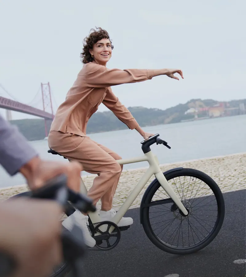 Cowboy 4 Cruiser ST Base E-bike in Black-11