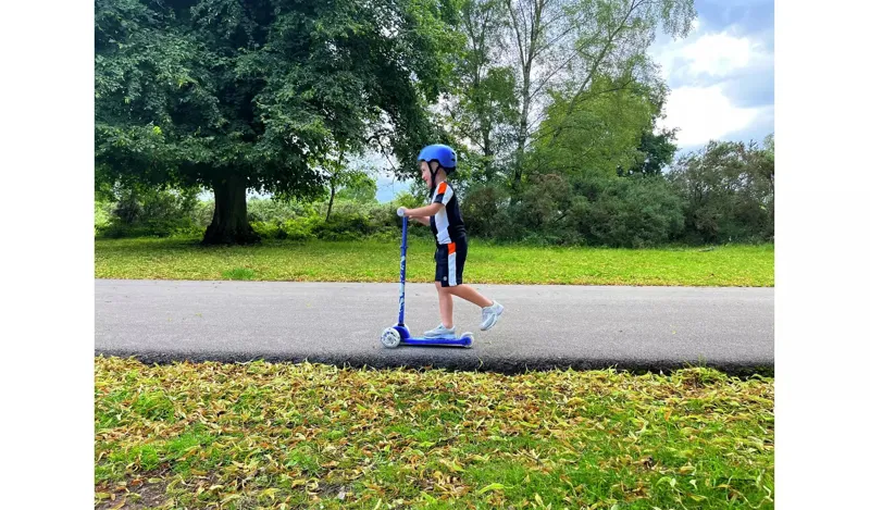 Squish Mini Flex LED Tilt Kids Scooter in Blue-9