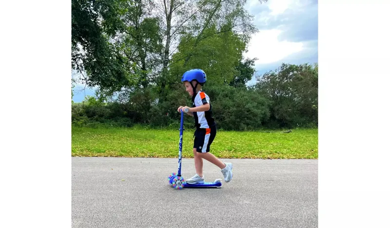 Squish Mini Flex LED Tilt Kids Scooter in Blue-8