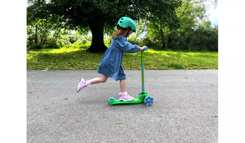 Squish Mini Flex LED Tilt Kids Scooter in Green-2