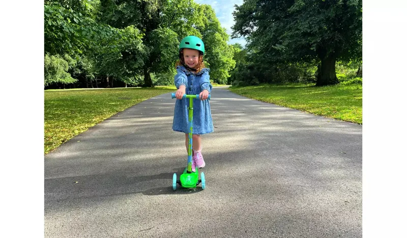 Squish Mini Flex LED Tilt Kids Scooter in Green-3