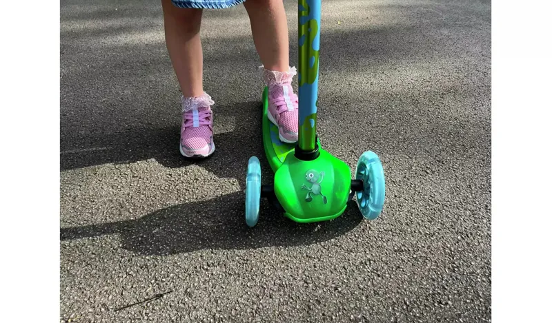 Squish Mini Flex LED Tilt Kids Scooter in Green-4