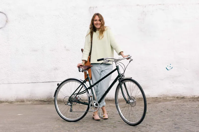 Pelago Airisto Commuter Dynamo Bike in Pearl Rosa-12