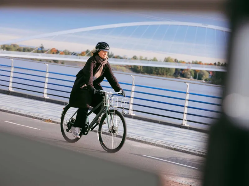 Pelago Lovisa Lightweight Electric Bike in Metallic Green-3